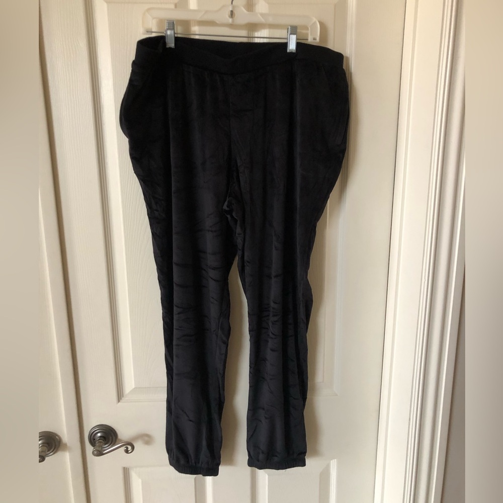 Black Velvet loungewear.
New without tag.